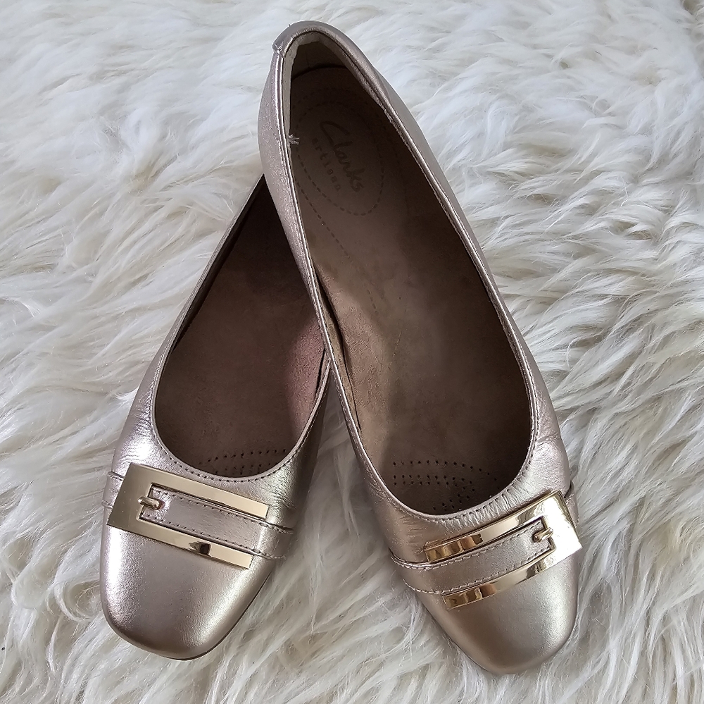 NWOB Clarks Candra Glare Slip-On Flat Metallic Gold Buckle Accent Size 6.5US